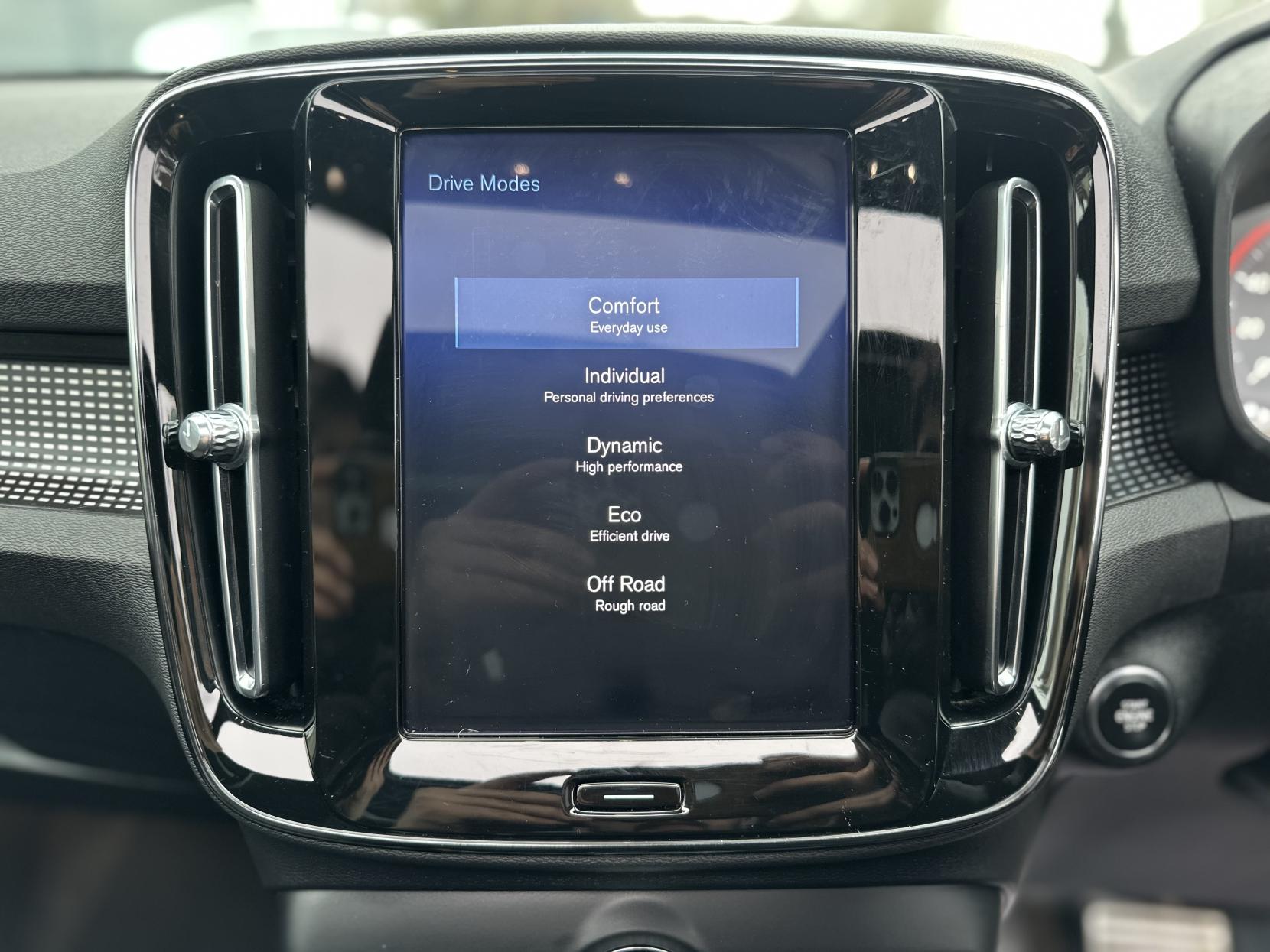 Volvo XC40 2.0 T4 R-Design Pro SUV 5dr Petrol Auto AWD Euro 6 (s/s) (190 ps)