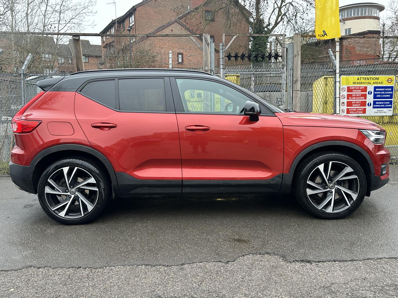 Volvo XC40 2.0 T4 R-Design Pro SUV 5dr Petrol Auto AWD Euro 6 (s/s) (190 ps)
