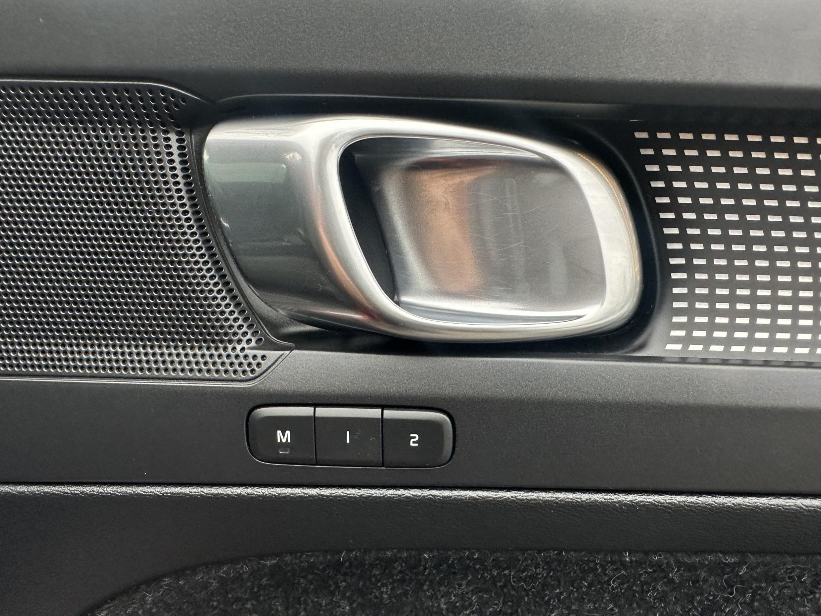 Volvo XC40 2.0 T4 R-Design Pro SUV 5dr Petrol Auto AWD Euro 6 (s/s) (190 ps)