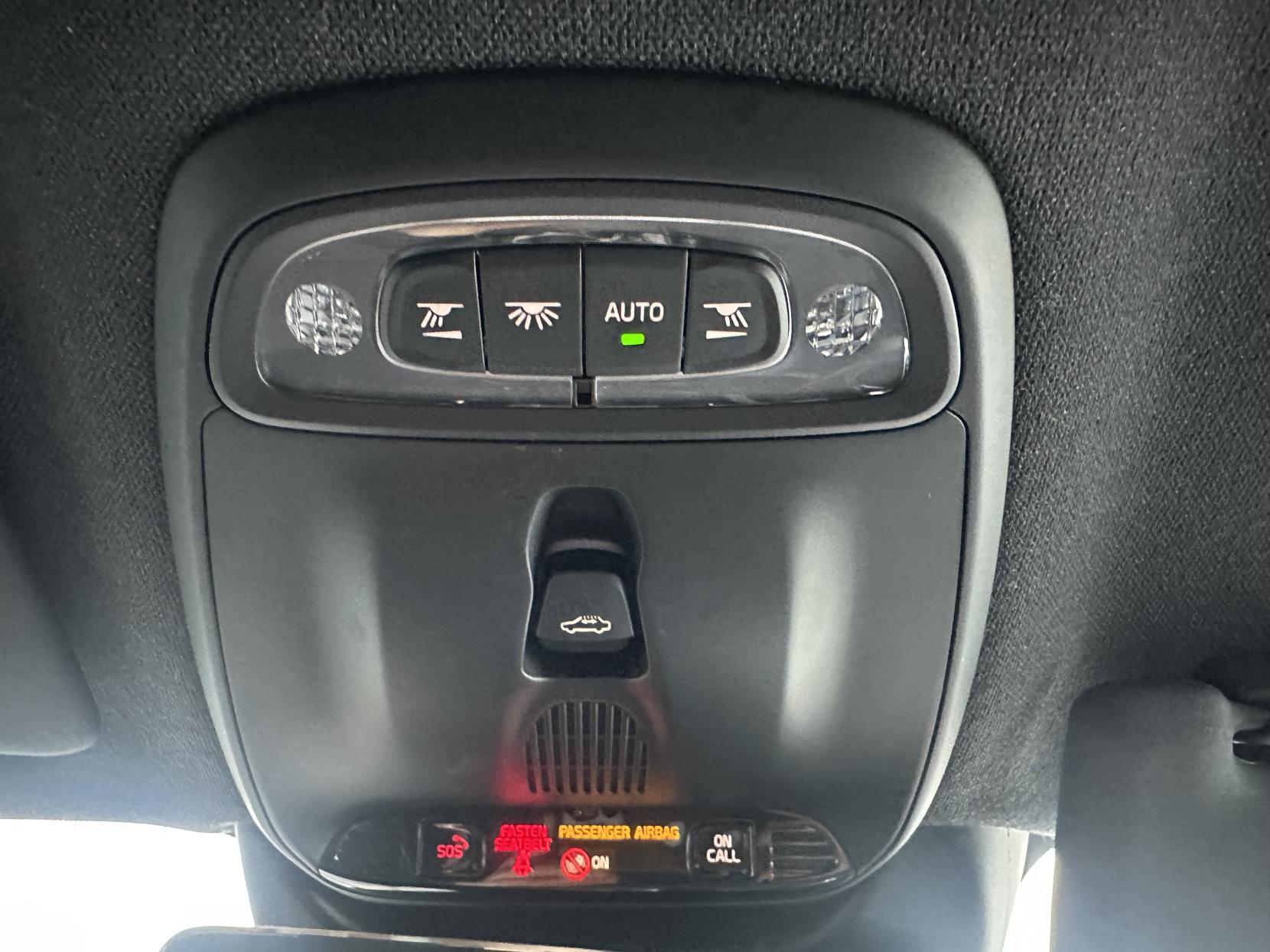 Volvo XC40 2.0 T4 R-Design Pro SUV 5dr Petrol Auto AWD Euro 6 (s/s) (190 ps)