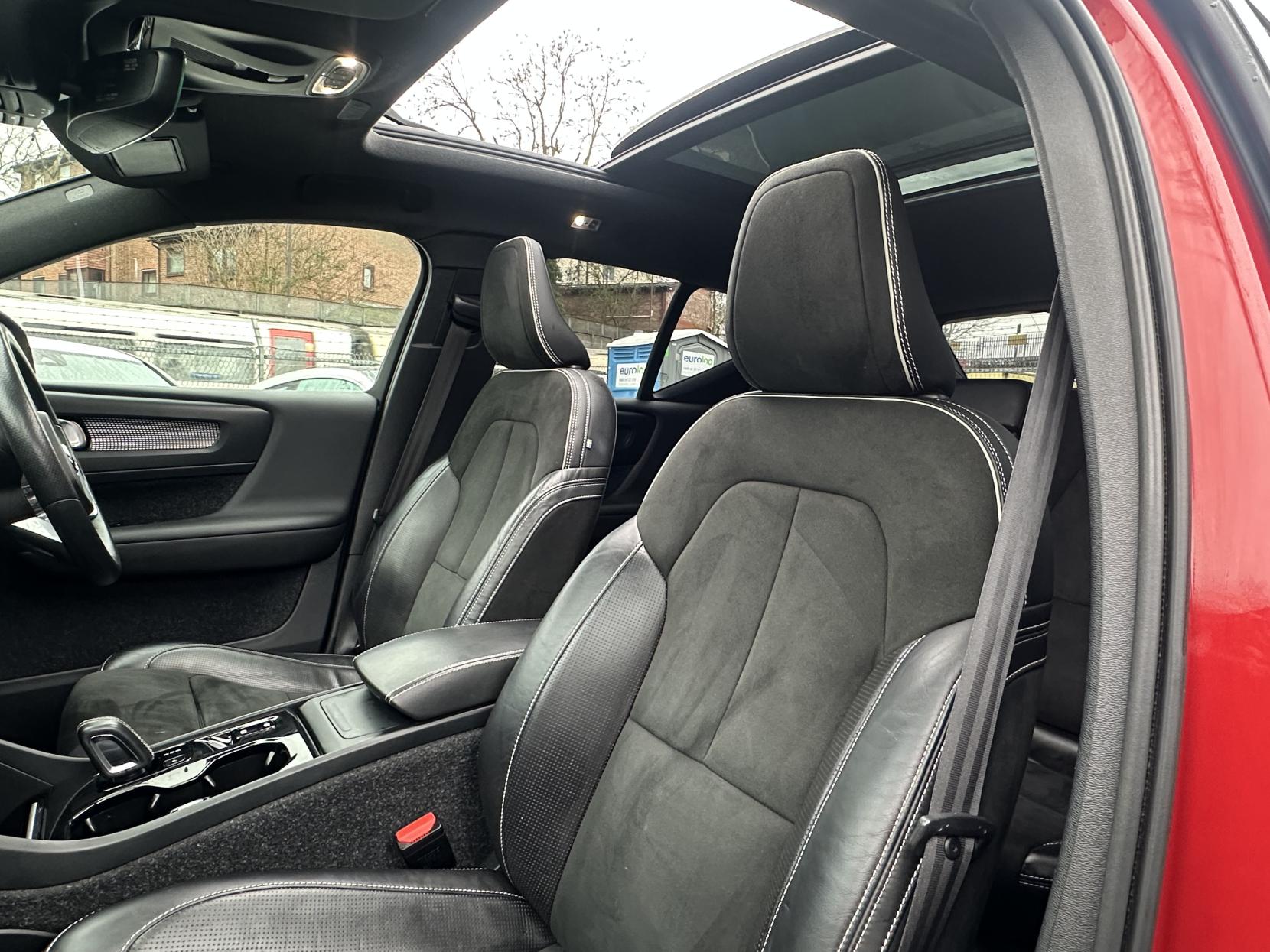 Volvo XC40 2.0 T4 R-Design Pro SUV 5dr Petrol Auto AWD Euro 6 (s/s) (190 ps)