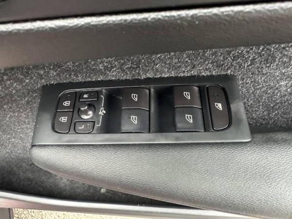 Volvo XC40 2.0 T4 R-Design Pro SUV 5dr Petrol Auto AWD Euro 6 (s/s) (190 ps)