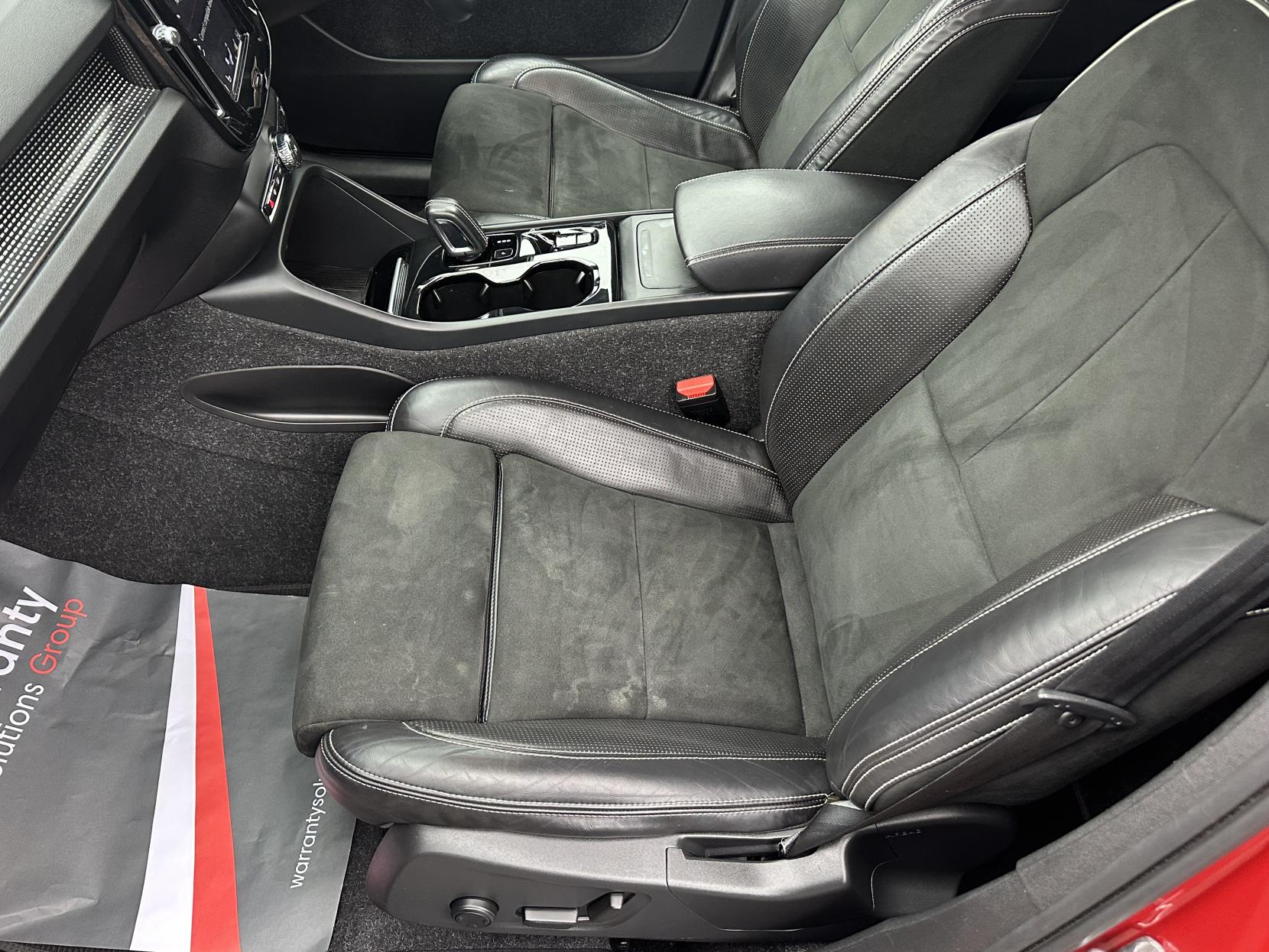 Volvo XC40 2.0 T4 R-Design Pro SUV 5dr Petrol Auto AWD Euro 6 (s/s) (190 ps)