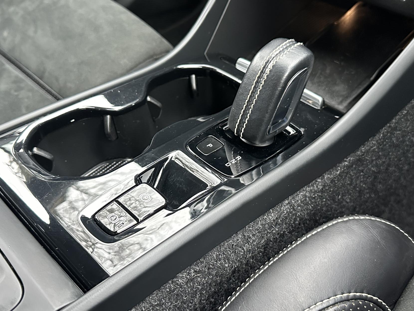 Volvo XC40 2.0 T4 R-Design Pro SUV 5dr Petrol Auto AWD Euro 6 (s/s) (190 ps)