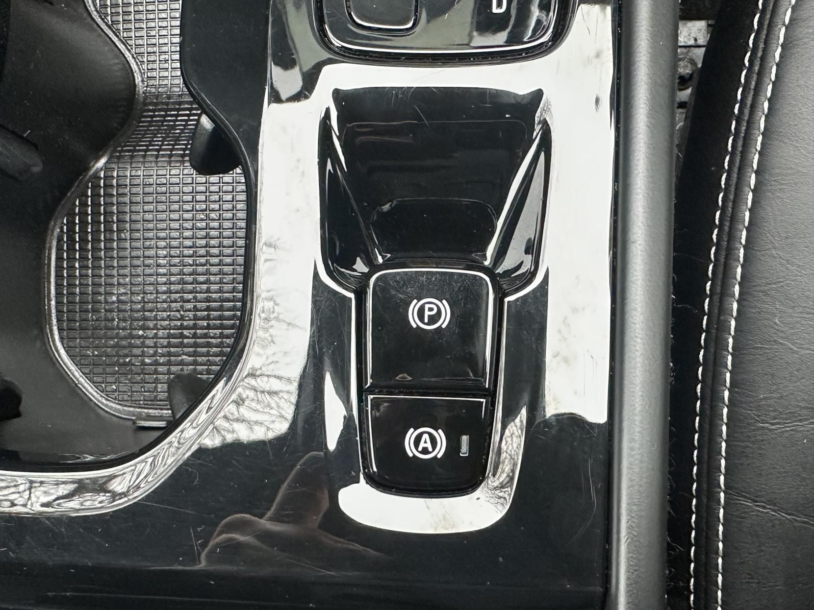 Volvo XC40 2.0 T4 R-Design Pro SUV 5dr Petrol Auto AWD Euro 6 (s/s) (190 ps)