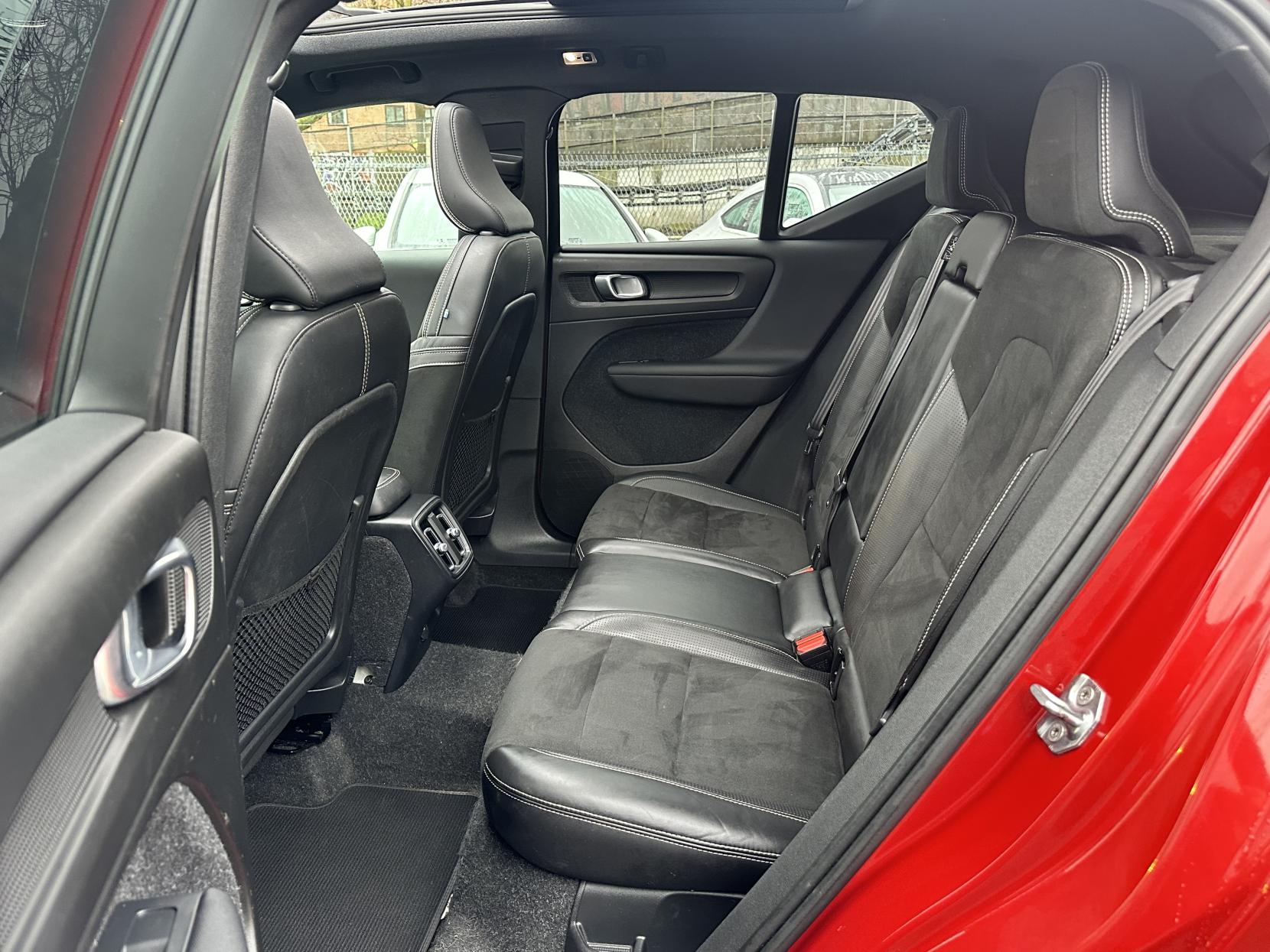 Volvo XC40 2.0 T4 R-Design Pro SUV 5dr Petrol Auto AWD Euro 6 (s/s) (190 ps)