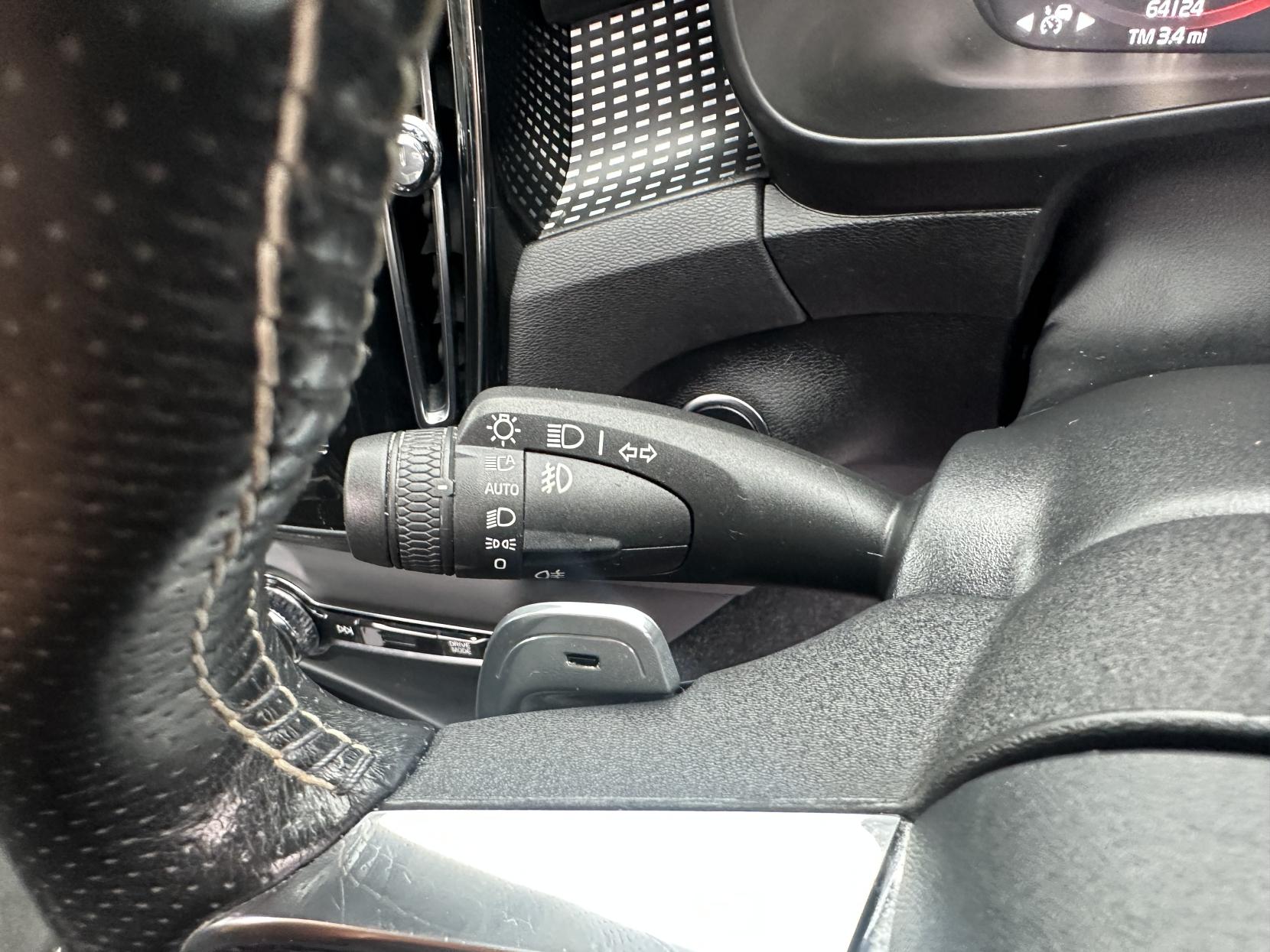 Volvo XC40 2.0 T4 R-Design Pro SUV 5dr Petrol Auto AWD Euro 6 (s/s) (190 ps)