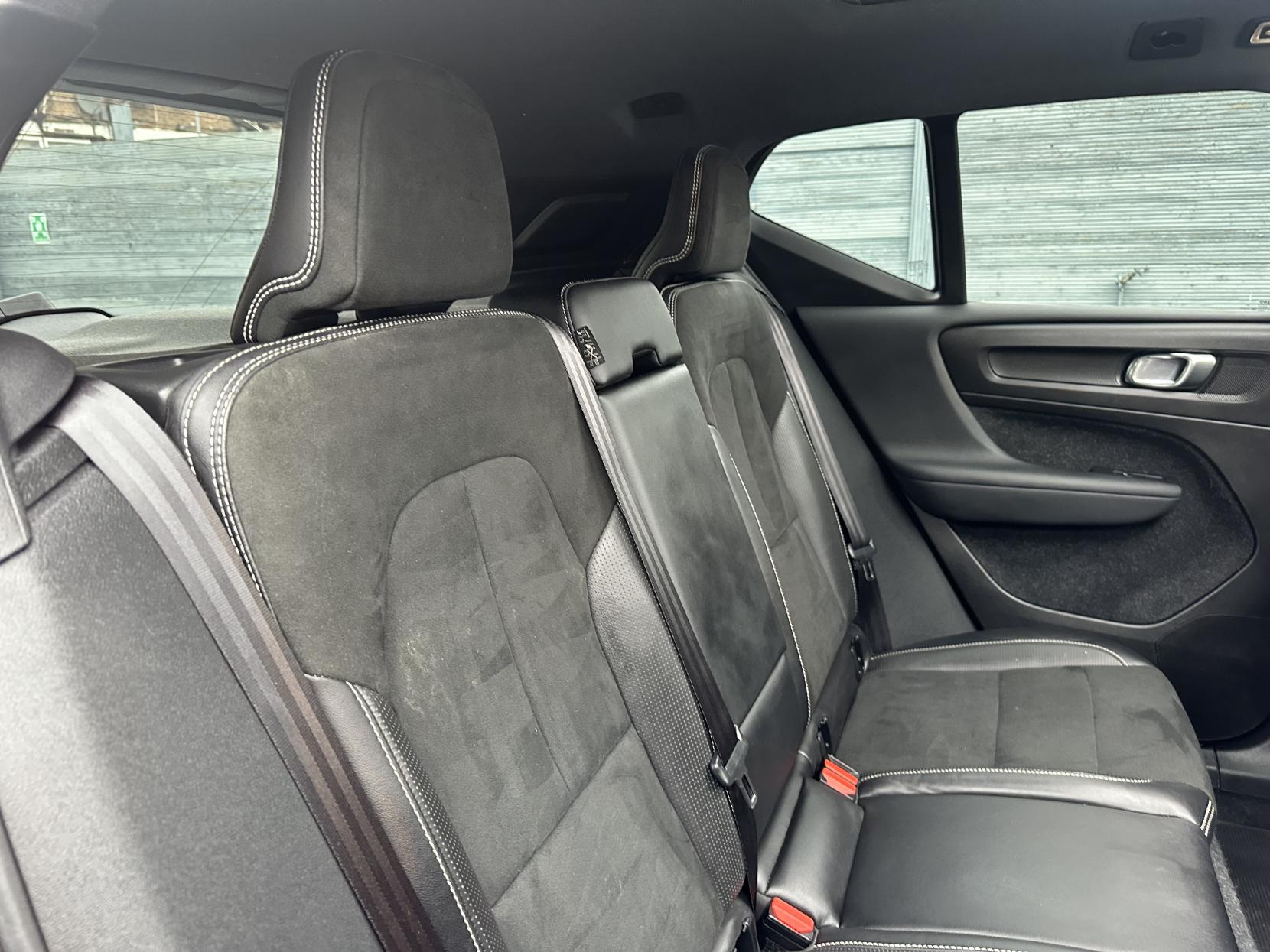 Volvo XC40 2.0 T4 R-Design Pro SUV 5dr Petrol Auto AWD Euro 6 (s/s) (190 ps)