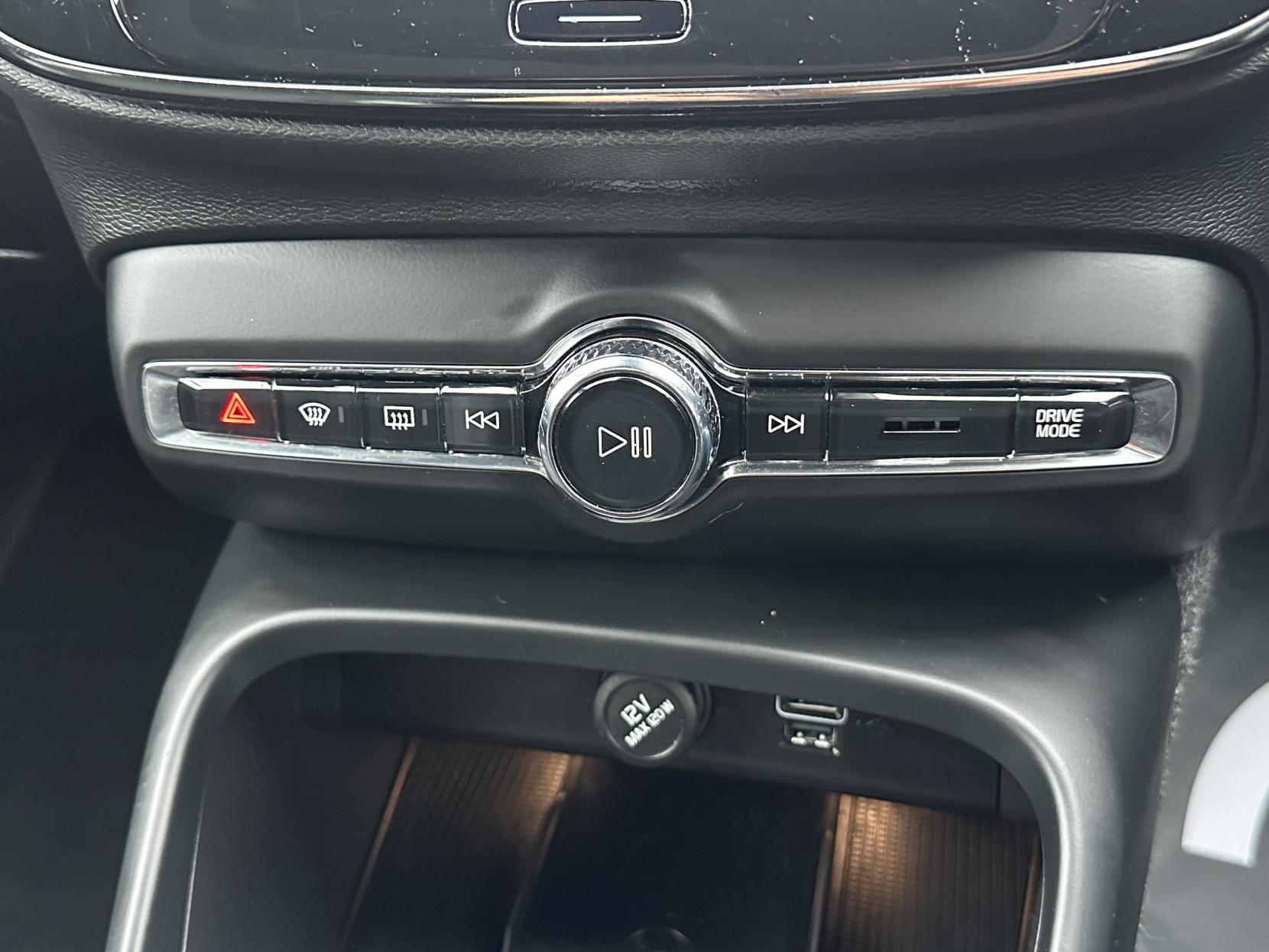 Volvo XC40 2.0 T4 R-Design Pro SUV 5dr Petrol Auto AWD Euro 6 (s/s) (190 ps)