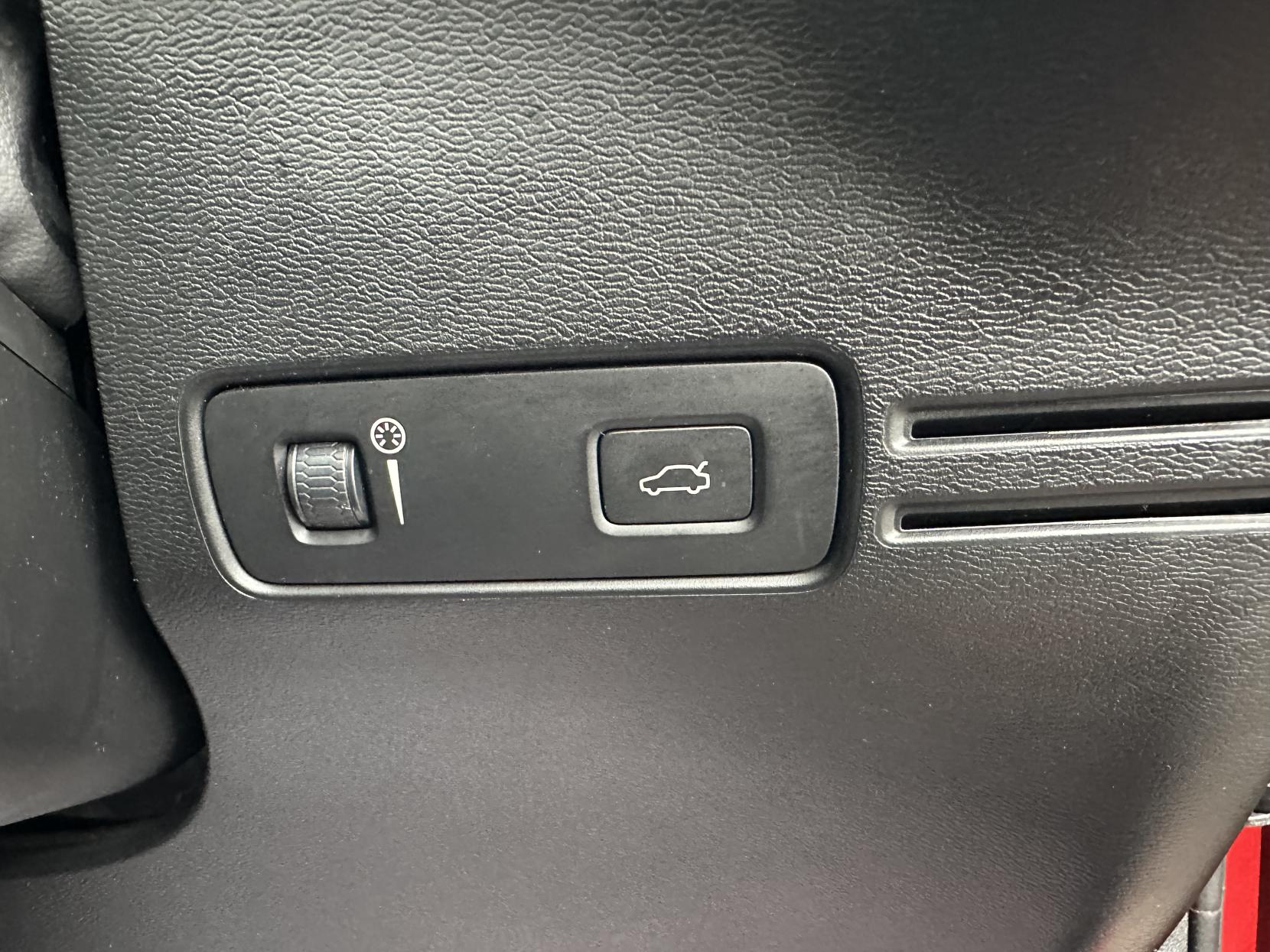 Volvo XC40 2.0 T4 R-Design Pro SUV 5dr Petrol Auto AWD Euro 6 (s/s) (190 ps)