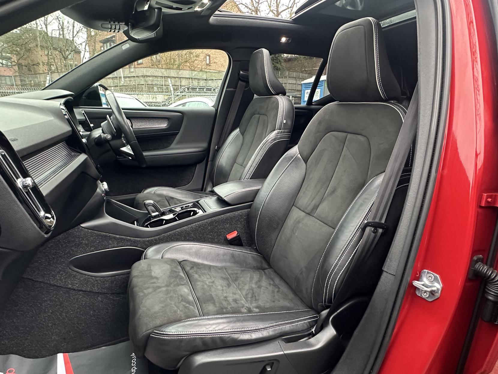 Volvo XC40 2.0 T4 R-Design Pro SUV 5dr Petrol Auto AWD Euro 6 (s/s) (190 ps)