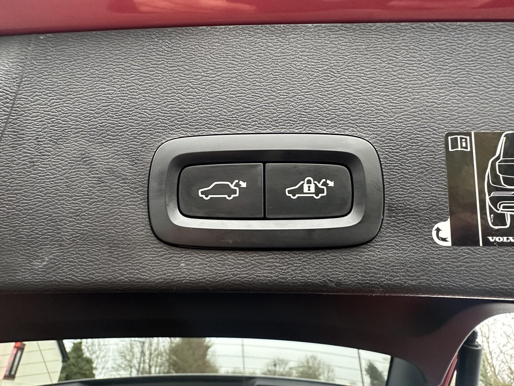 Volvo XC40 2.0 T4 R-Design Pro SUV 5dr Petrol Auto AWD Euro 6 (s/s) (190 ps)