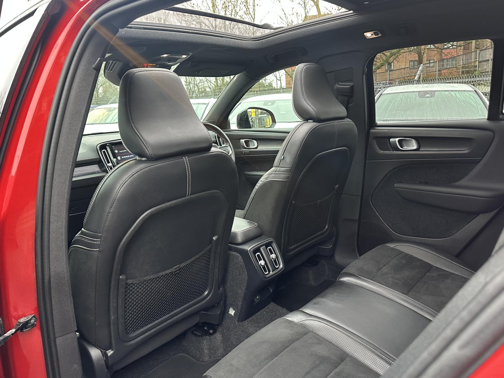 Volvo XC40 2.0 T4 R-Design Pro SUV 5dr Petrol Auto AWD Euro 6 (s/s) (190 ps)