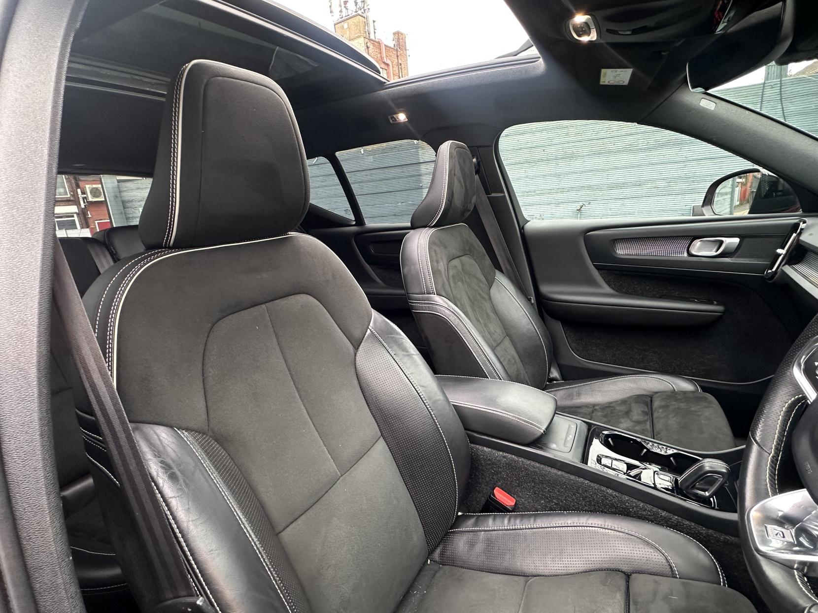 Volvo XC40 2.0 T4 R-Design Pro SUV 5dr Petrol Auto AWD Euro 6 (s/s) (190 ps)