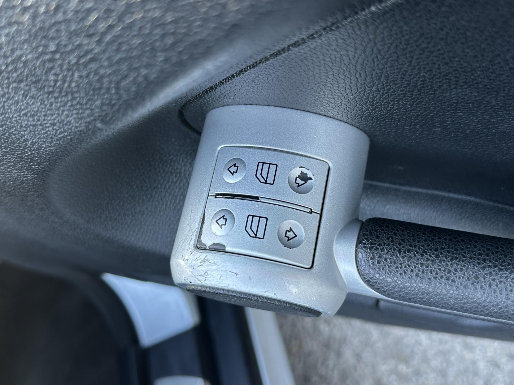 Mercedes-Benz SLK 1.8 SLK200 Kompressor Convertible 2dr Petrol Automatic (211 g/km, 163 bhp)