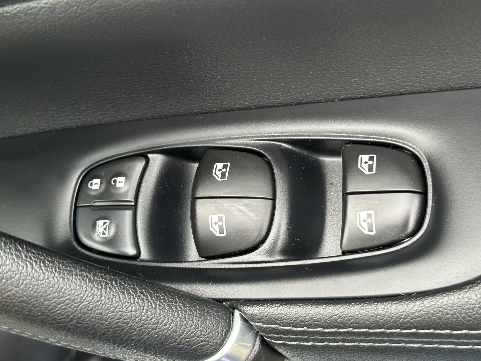 Nissan Qashqai 1.7 dCi Tekna SUV 5dr Diesel CVT 4WD Euro 6 (s/s) (150 ps)