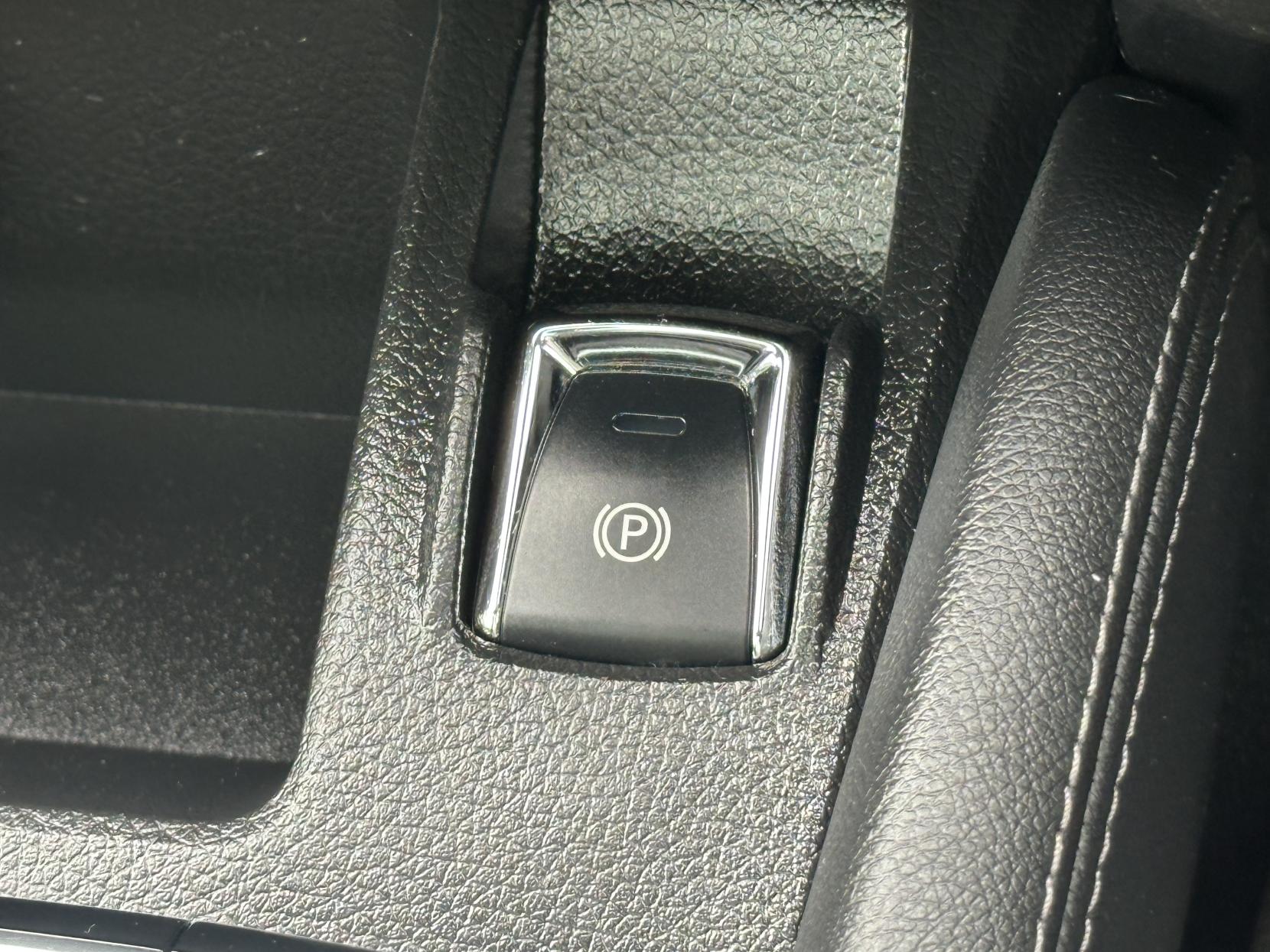 Nissan Qashqai 1.7 dCi Tekna SUV 5dr Diesel CVT 4WD Euro 6 (s/s) (150 ps)