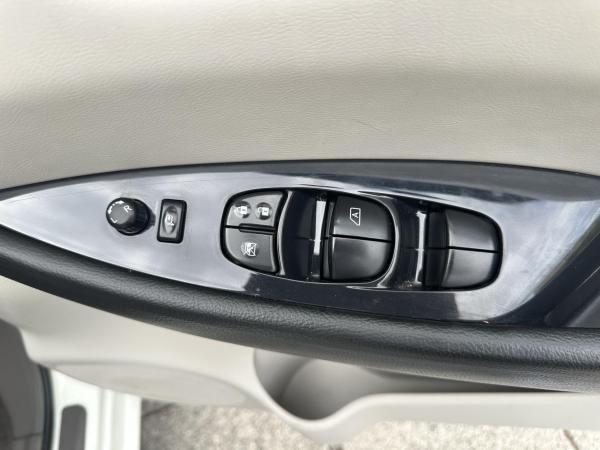 Nissan Leaf 24kWh Hatchback 5dr Electric Auto (107 bhp)