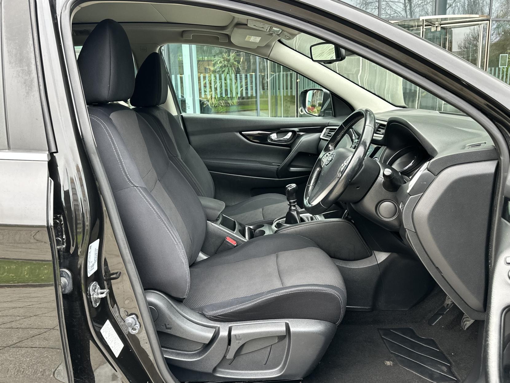 Nissan Qashqai 1.2 DIG-T Acenta Premium SUV 5dr Petrol Manual 2WD Euro 5 (s/s) (115 ps)