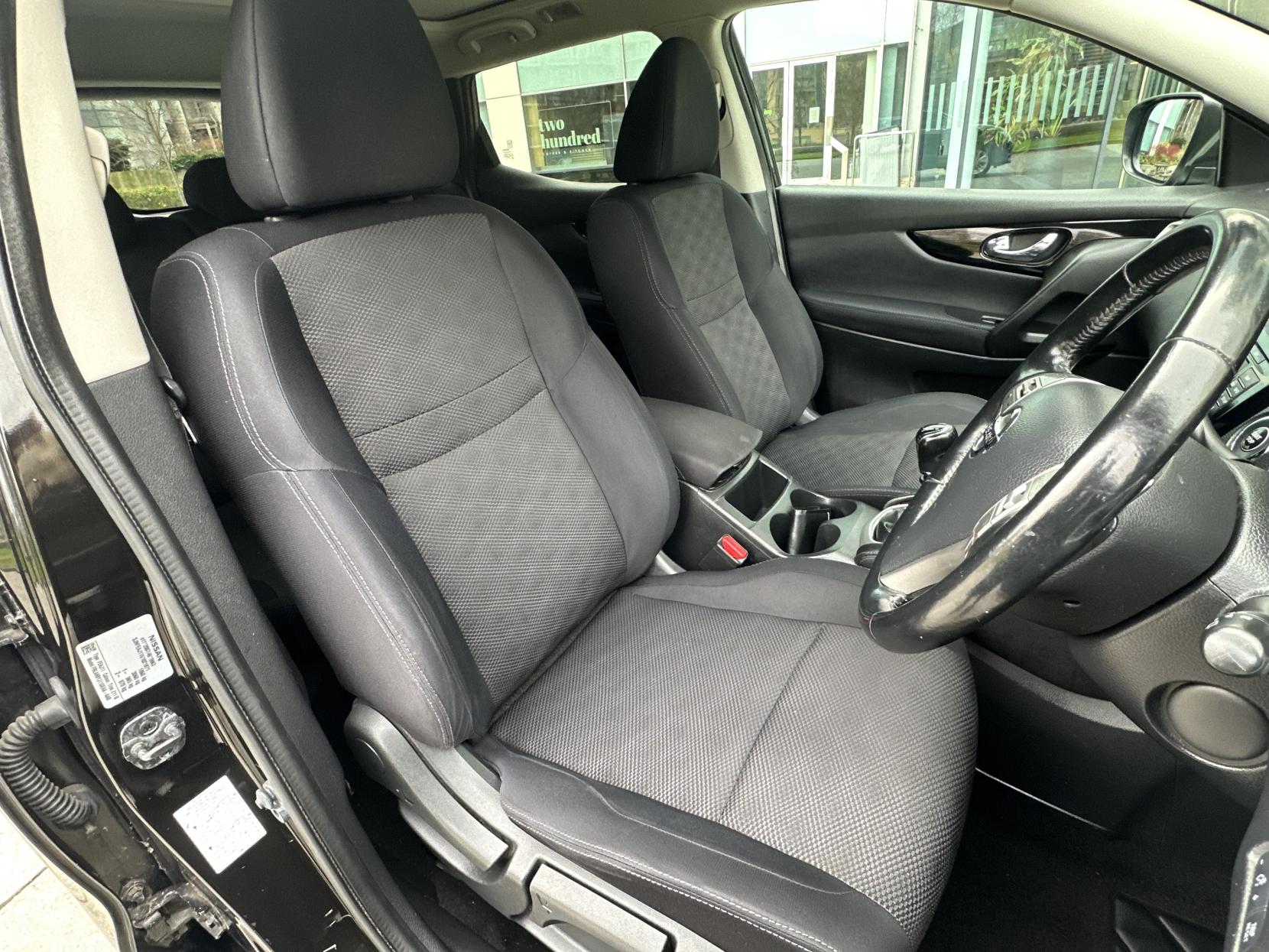 Nissan Qashqai 1.2 DIG-T Acenta Premium SUV 5dr Petrol Manual 2WD Euro 5 (s/s) (115 ps)