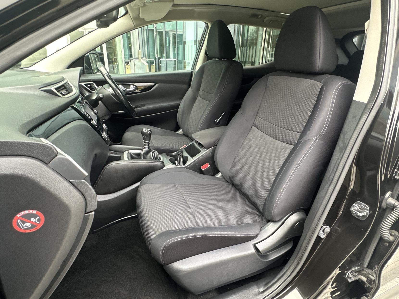 Nissan Qashqai 1.2 DIG-T Acenta Premium SUV 5dr Petrol Manual 2WD Euro 5 (s/s) (115 ps)