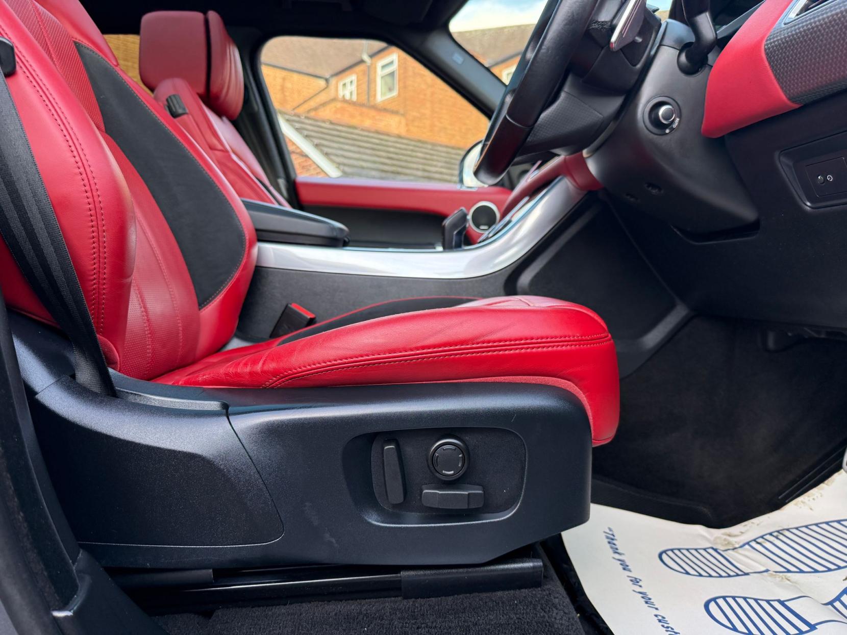 Land Rover Range Rover Sport 3.0 SD V6 HSE Dynamic SUV 5dr Diesel Auto 4WD Euro 6 (s/s) (306 ps)