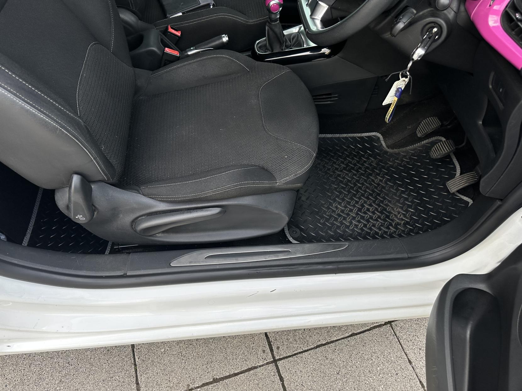 Citroen DS3 1.6 VTi DStyle Pink Hatchback 3dr Petrol Manual Euro 5 (120 ps)