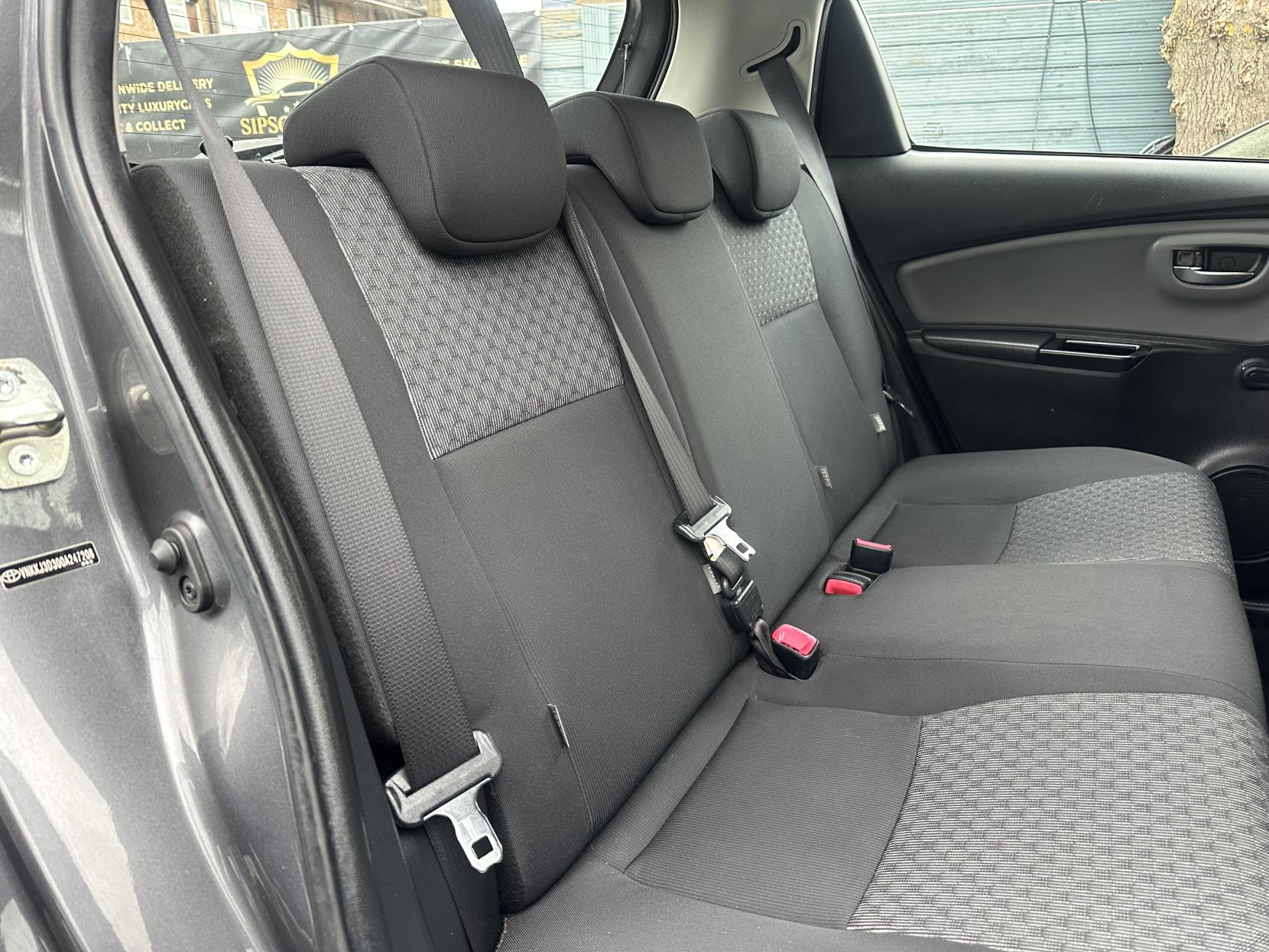 Toyota Yaris 1.33 Dual VVT-i Icon Hatchback 5dr Petrol Multidrive S Euro 5 (99 ps)