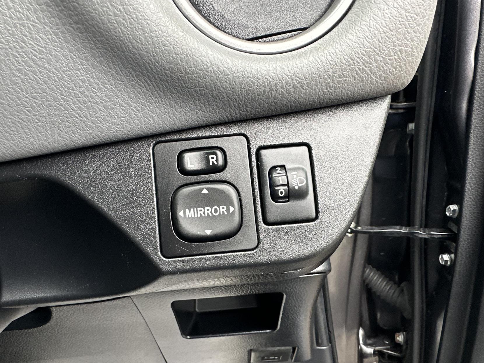 Toyota Yaris 1.33 Dual VVT-i Icon Hatchback 5dr Petrol Multidrive S Euro 5 (99 ps)