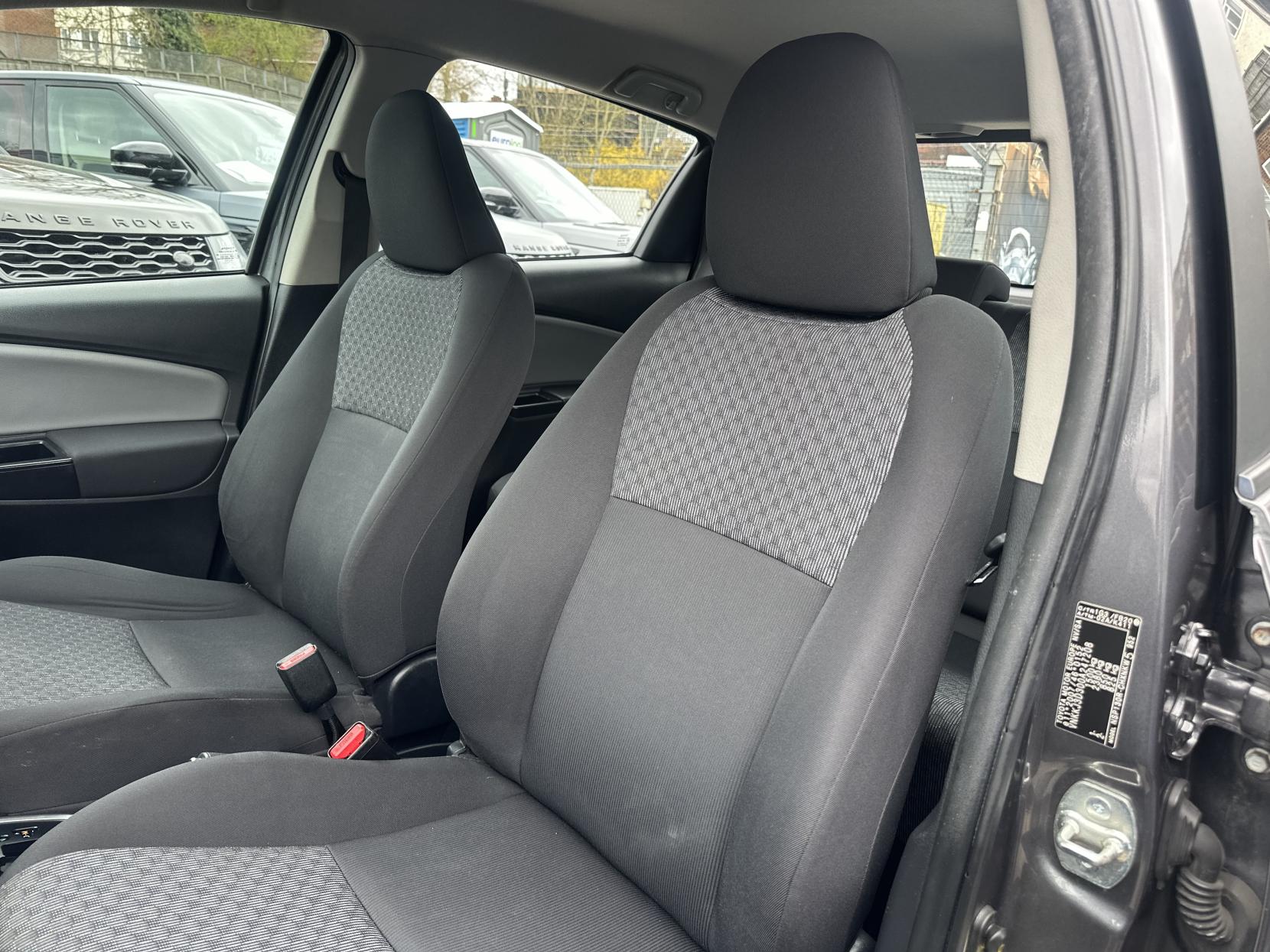 Toyota Yaris 1.33 Dual VVT-i Icon Hatchback 5dr Petrol Multidrive S Euro 5 (99 ps)