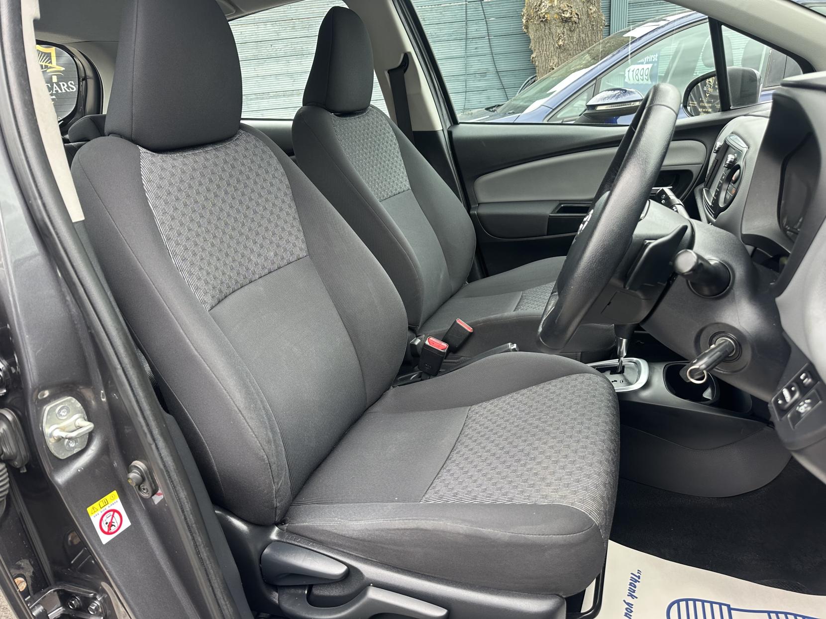 Toyota Yaris 1.33 Dual VVT-i Icon Hatchback 5dr Petrol Multidrive S Euro 5 (99 ps)