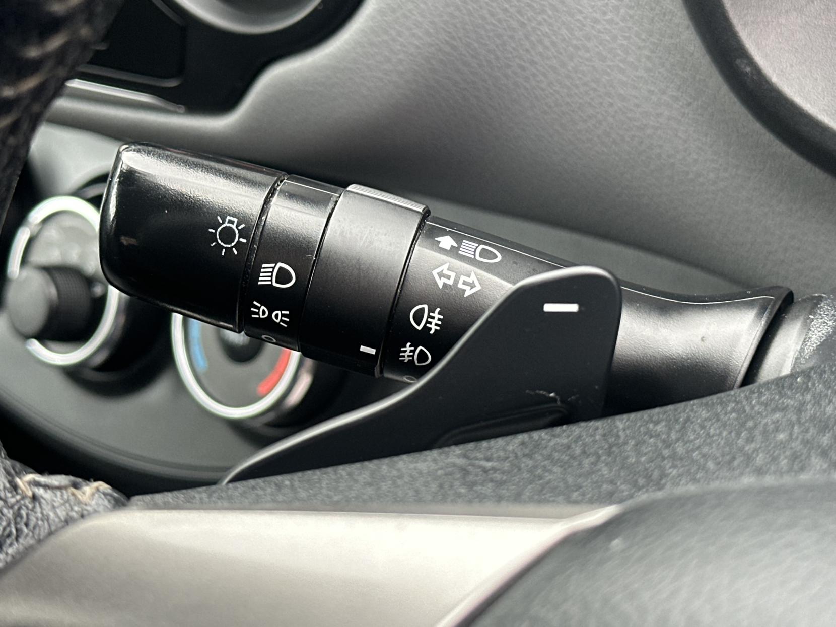 Toyota Yaris 1.33 Dual VVT-i Icon Hatchback 5dr Petrol Multidrive S Euro 5 (99 ps)