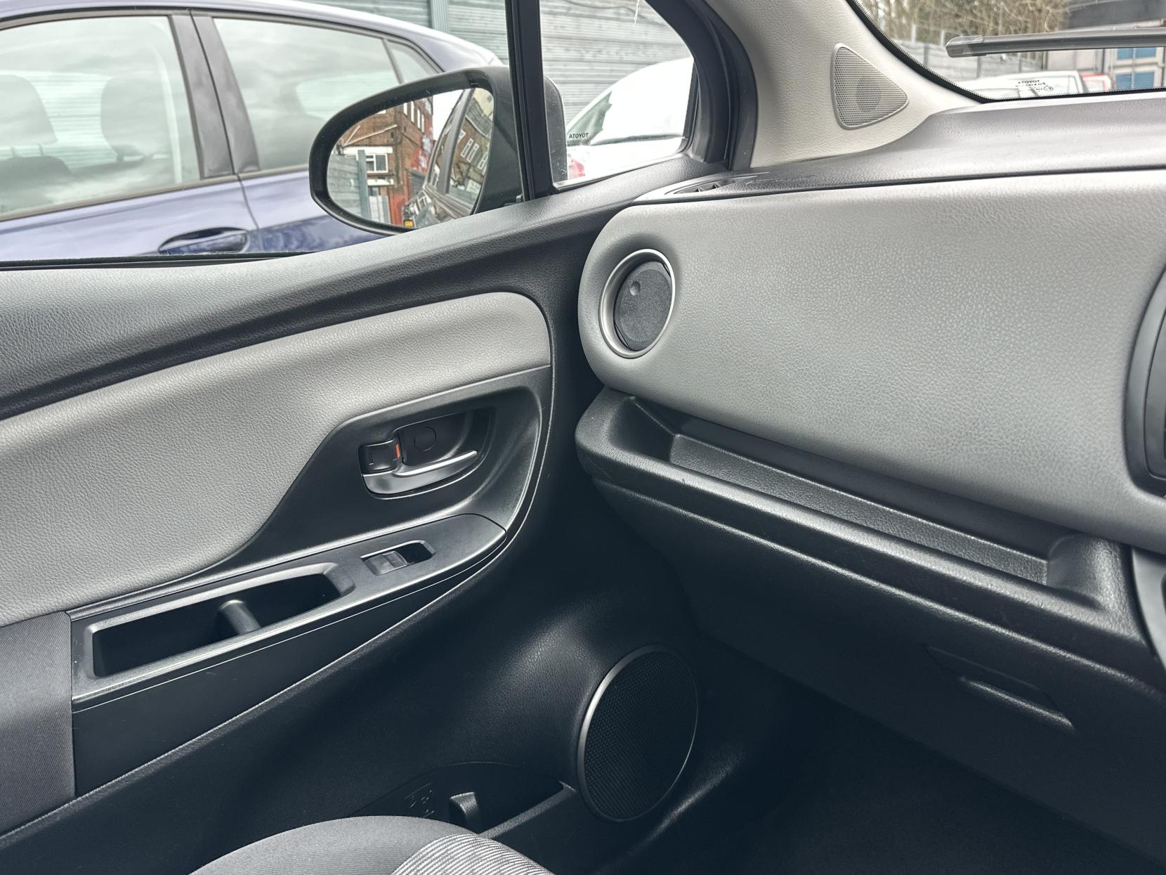 Toyota Yaris 1.33 Dual VVT-i Icon Hatchback 5dr Petrol Multidrive S Euro 5 (99 ps)