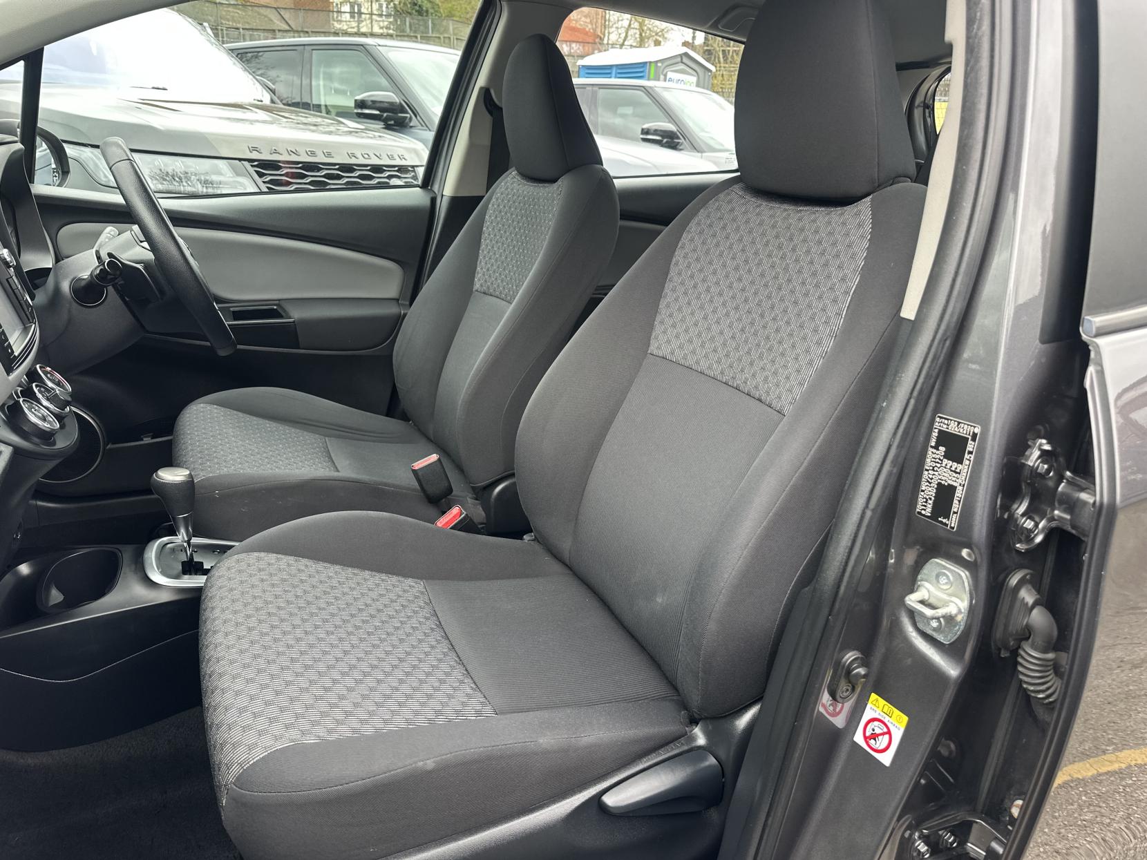 Toyota Yaris 1.33 Dual VVT-i Icon Hatchback 5dr Petrol Multidrive S Euro 5 (99 ps)