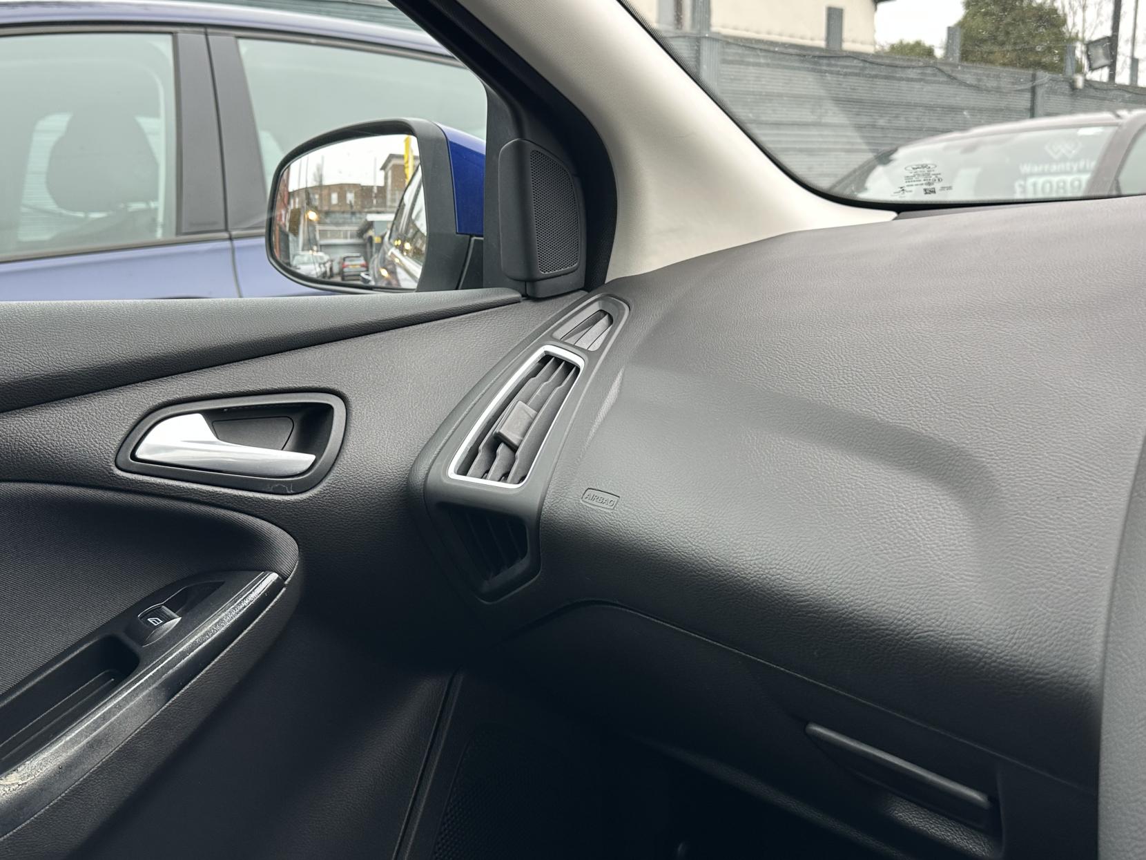 Ford Focus 1.6 Titanium Hatchback 5dr Petrol Powershift Euro 6 (125 ps)