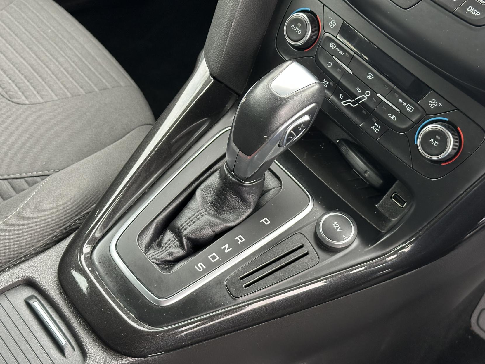 Ford Focus 1.6 Titanium Hatchback 5dr Petrol Powershift Euro 6 (125 ps)