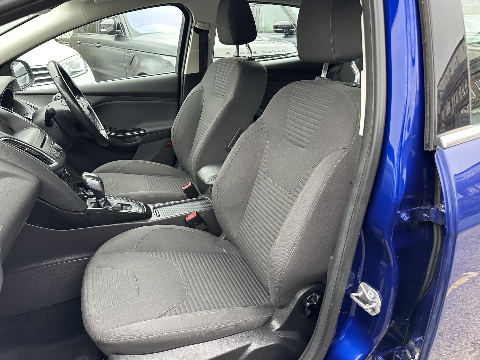 Ford Focus 1.6 Titanium Hatchback 5dr Petrol Powershift Euro 6 (125 ps)