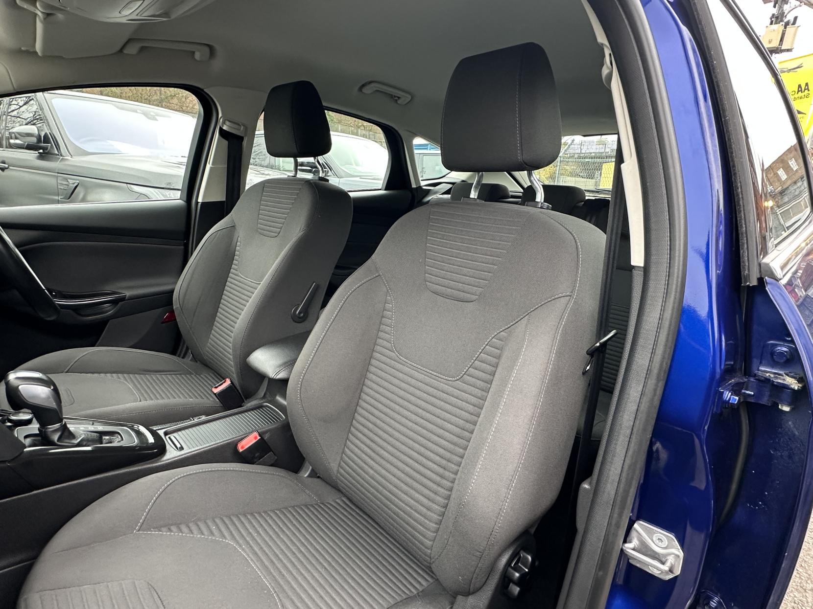 Ford Focus 1.6 Titanium Hatchback 5dr Petrol Powershift Euro 6 (125 ps)