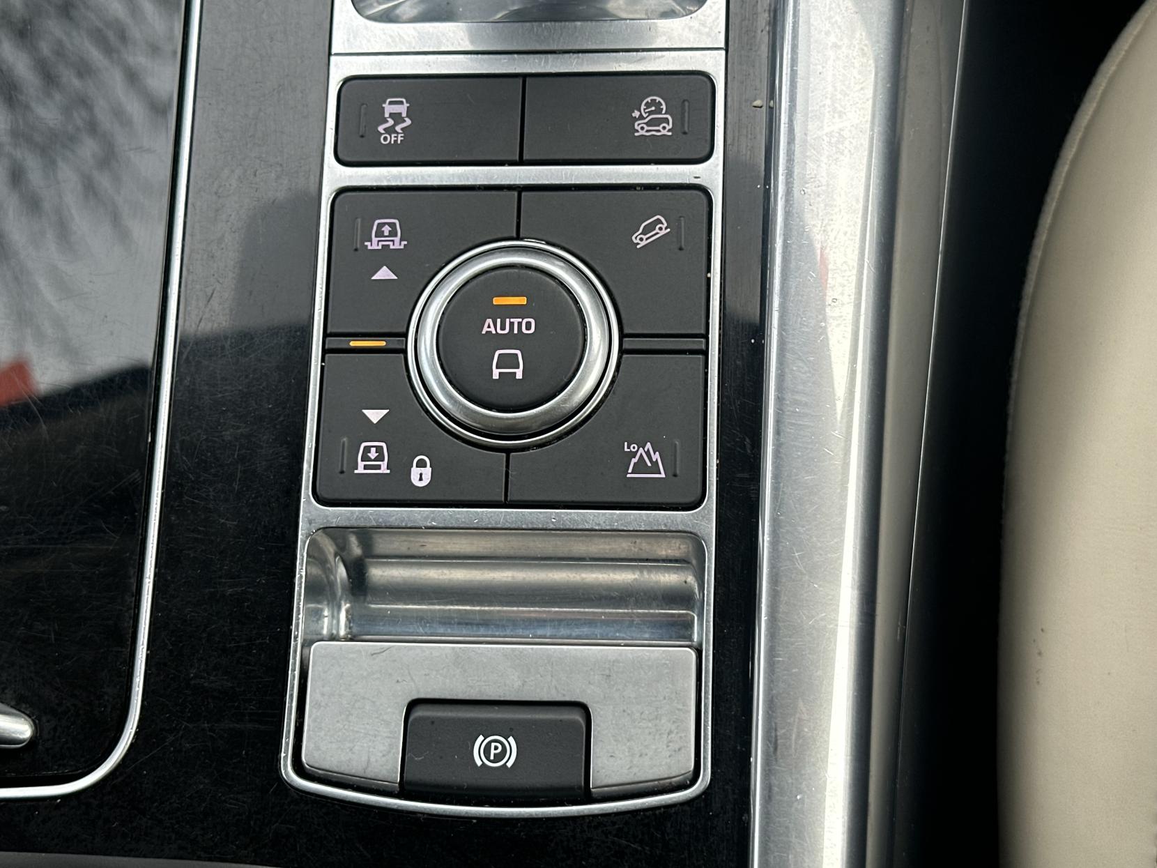 Land Rover Range Rover Sport 3.0 SD V6 Autobiography Dynamic SUV 5dr Diesel Auto 4WD Euro 6 (s/s) (306 ps)