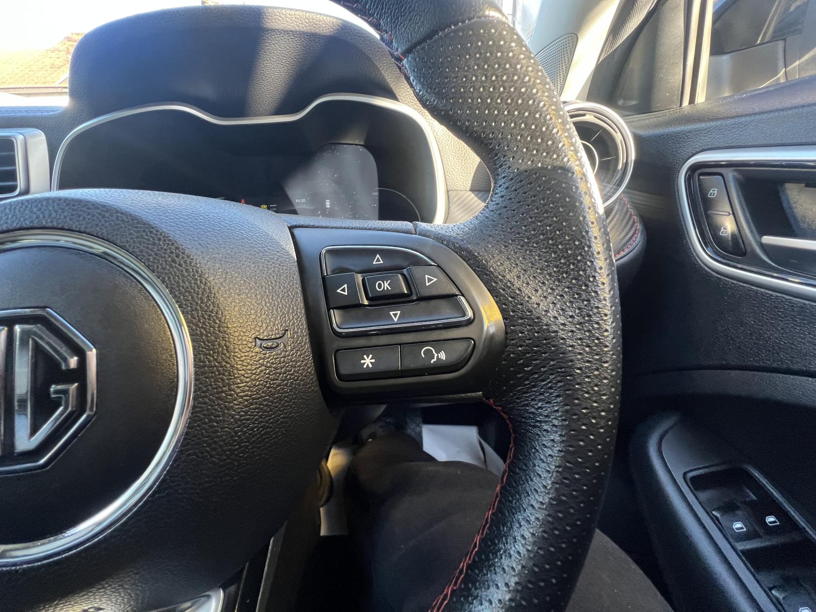 MG MG ZS 72.6kWh Trophy Long Range SUV 5dr Electric Auto (156 ps)