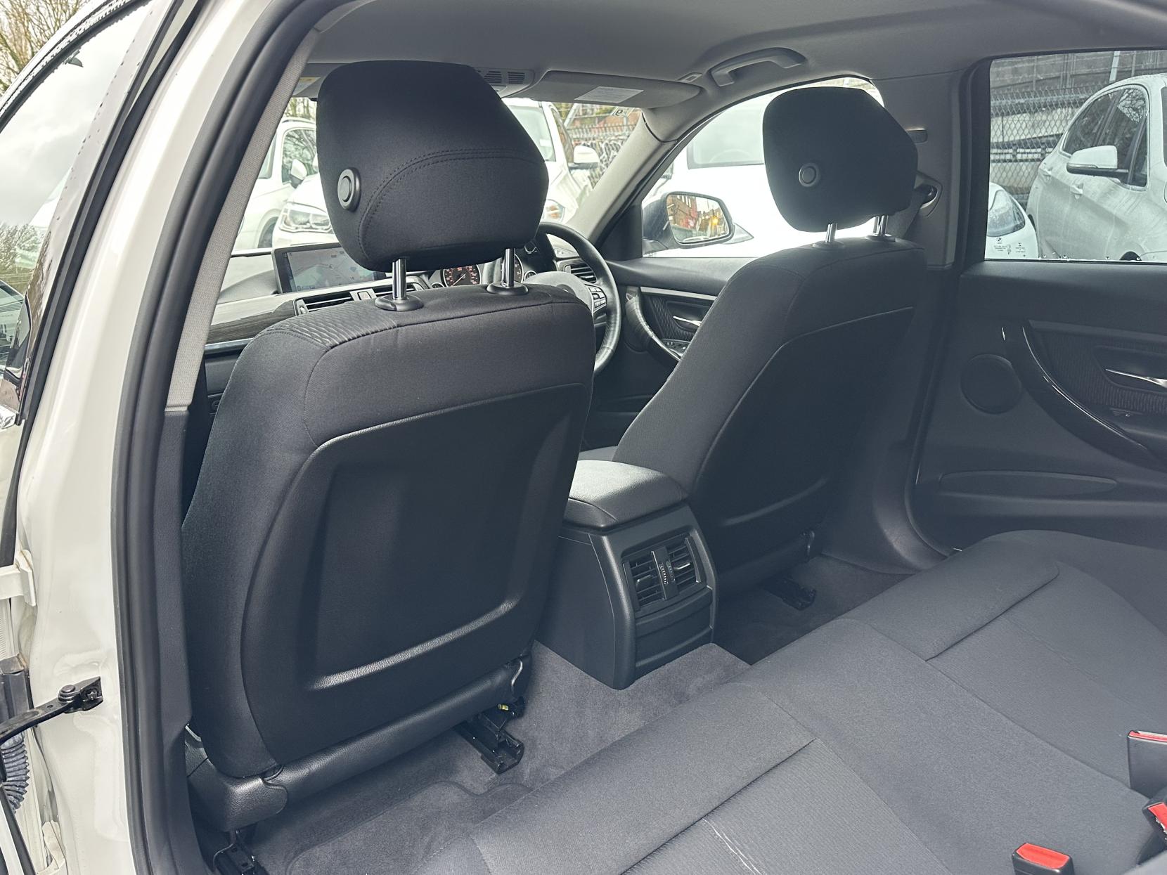 BMW 3 Series 2.0 320i Luxury Saloon 4dr Petrol Auto Euro 6 (s/s) (184 ps)