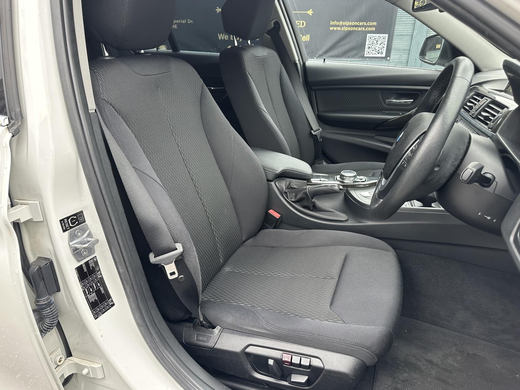 BMW 3 Series 2.0 320i Luxury Saloon 4dr Petrol Auto Euro 6 (s/s) (184 ps)