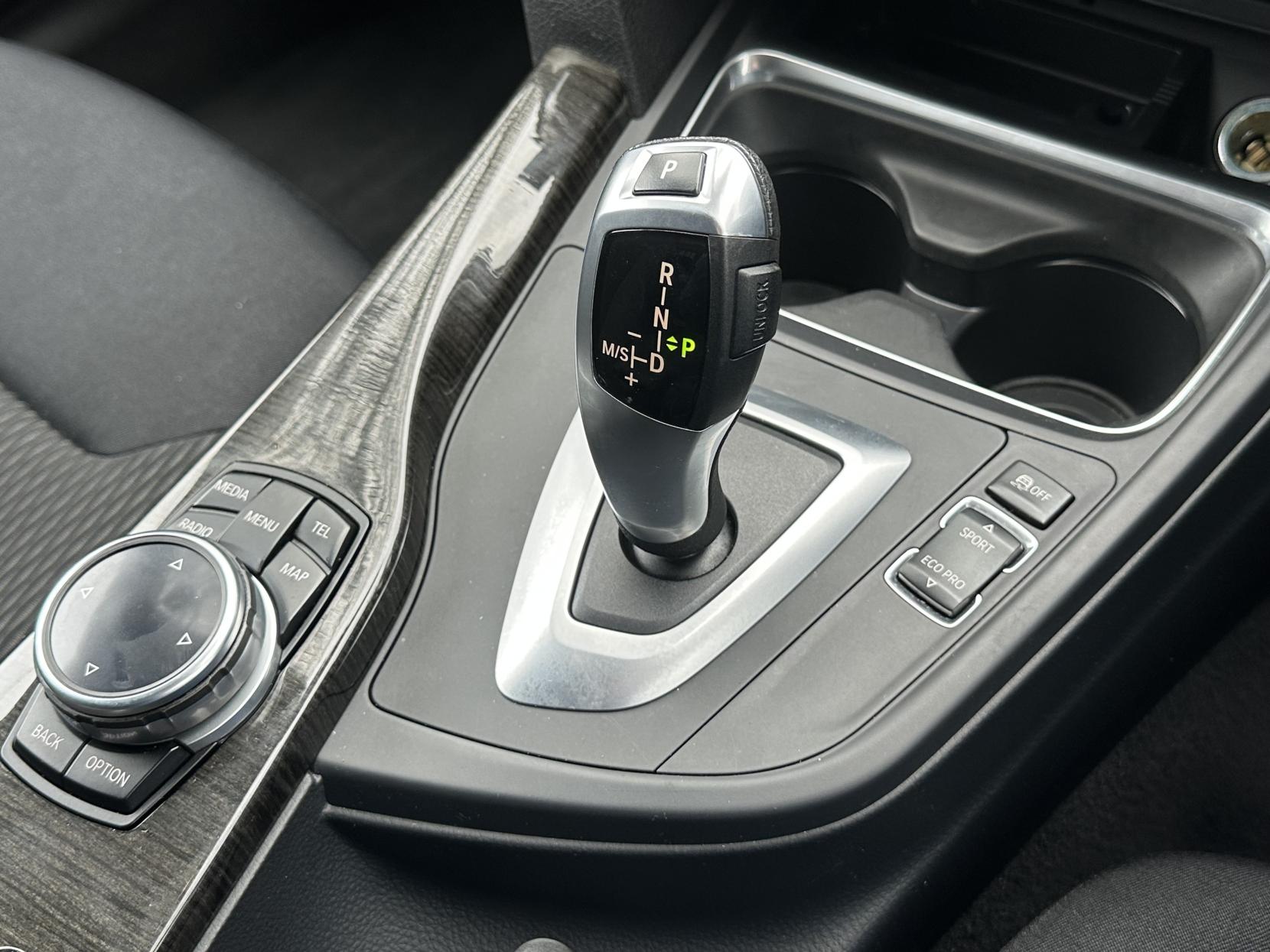 BMW 3 Series 2.0 320i Luxury Saloon 4dr Petrol Auto Euro 6 (s/s) (184 ps)