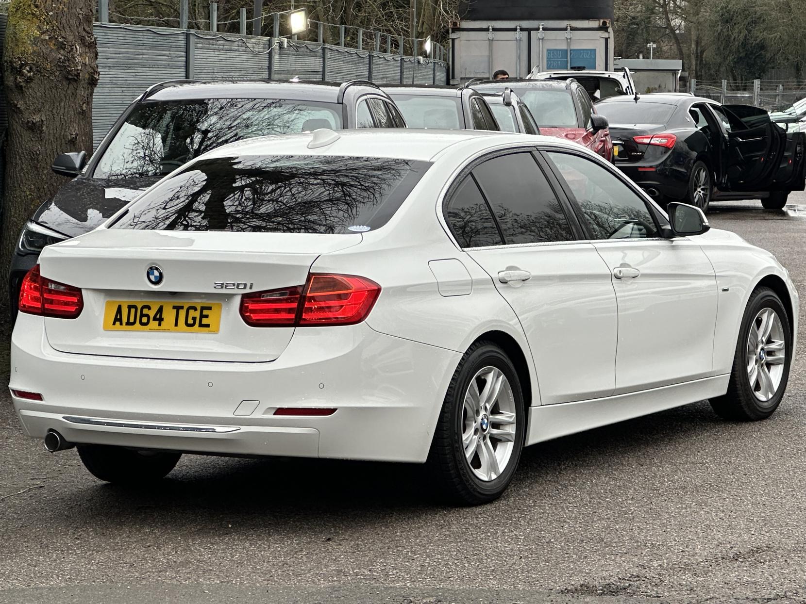 BMW 3 Series 2.0 320i Luxury Saloon 4dr Petrol Auto Euro 6 (s/s) (184 ps)