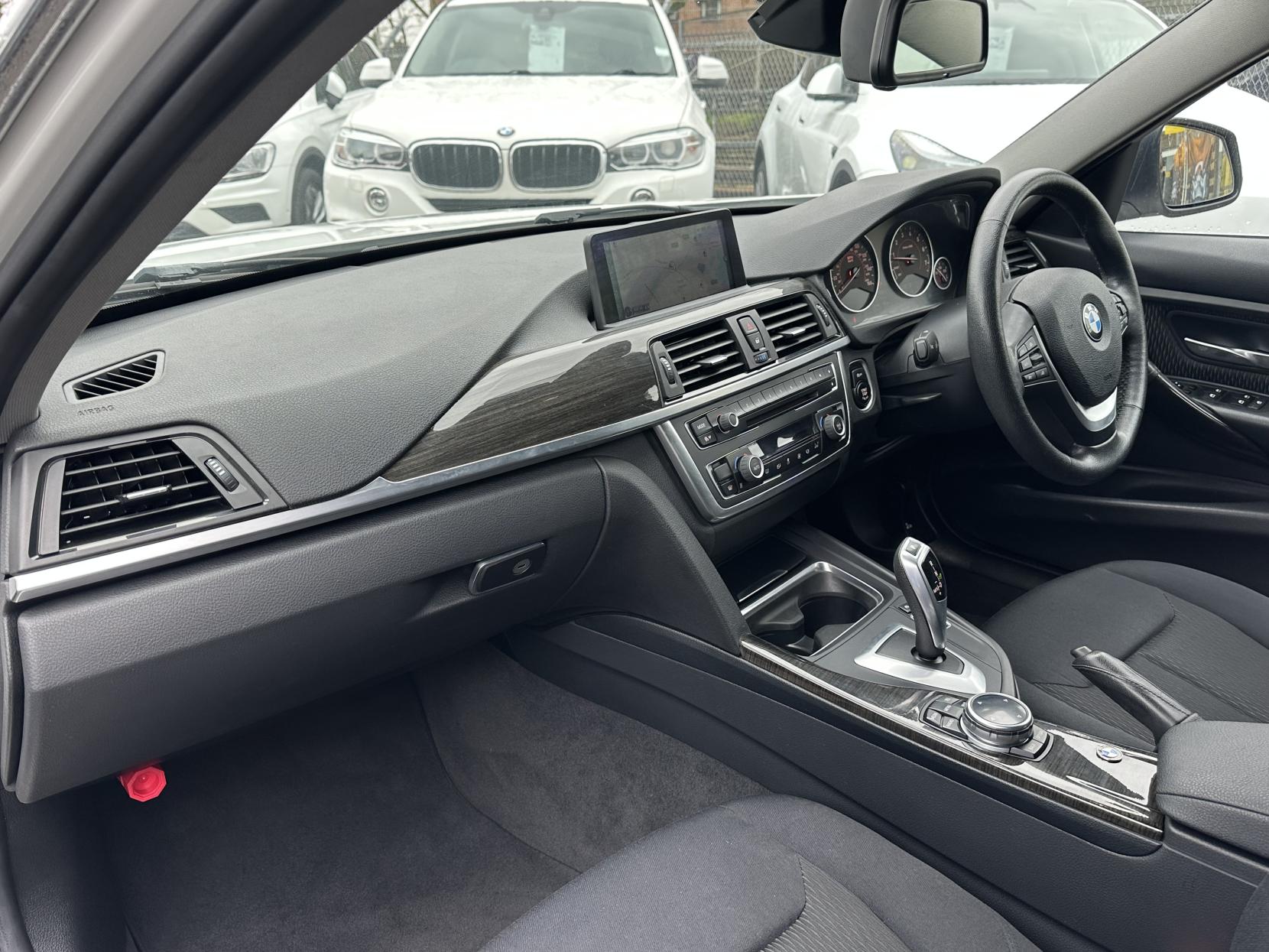 BMW 3 Series 2.0 320i Luxury Saloon 4dr Petrol Auto Euro 6 (s/s) (184 ps)