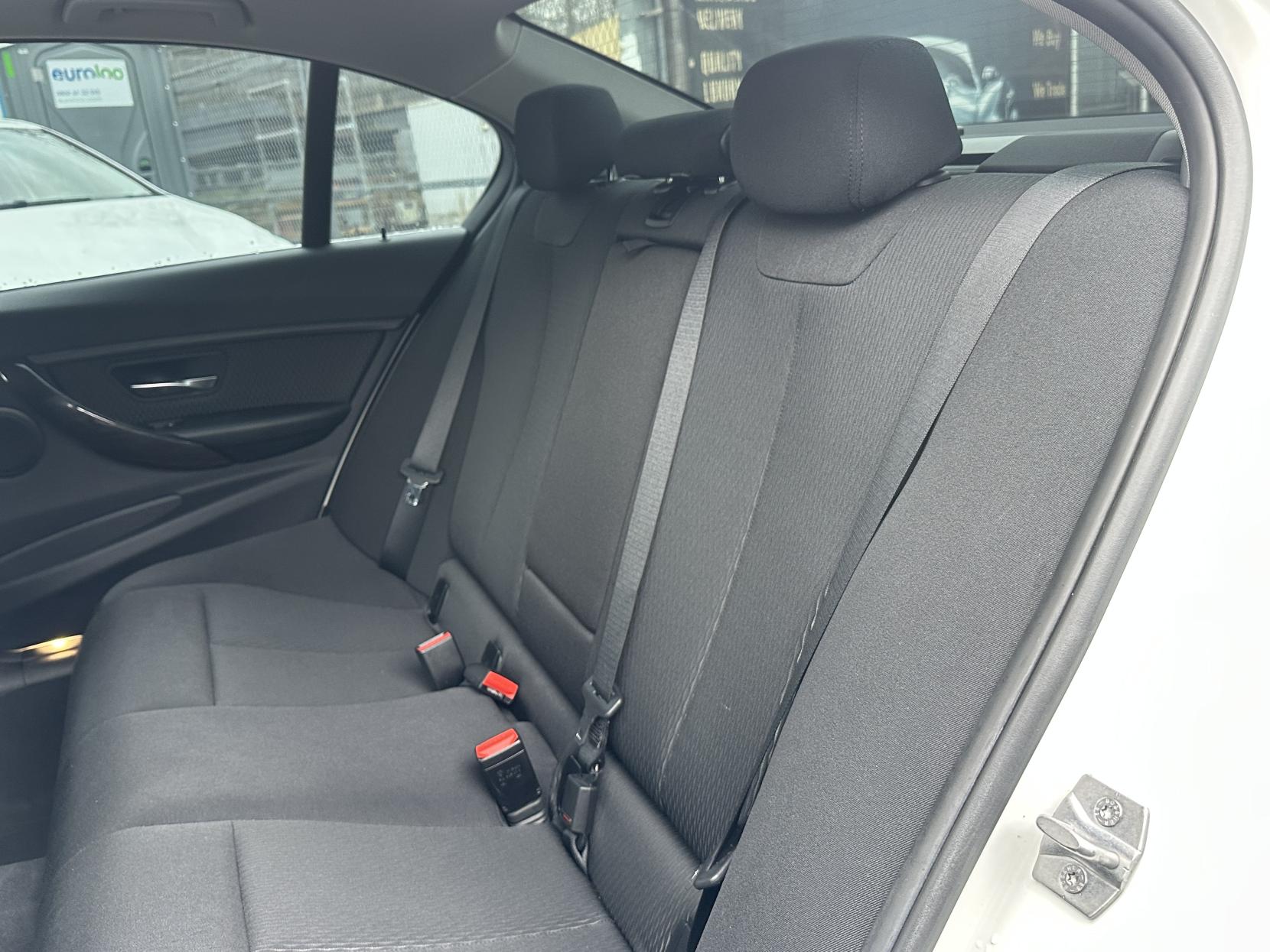 BMW 3 Series 2.0 320i Luxury Saloon 4dr Petrol Auto Euro 6 (s/s) (184 ps)