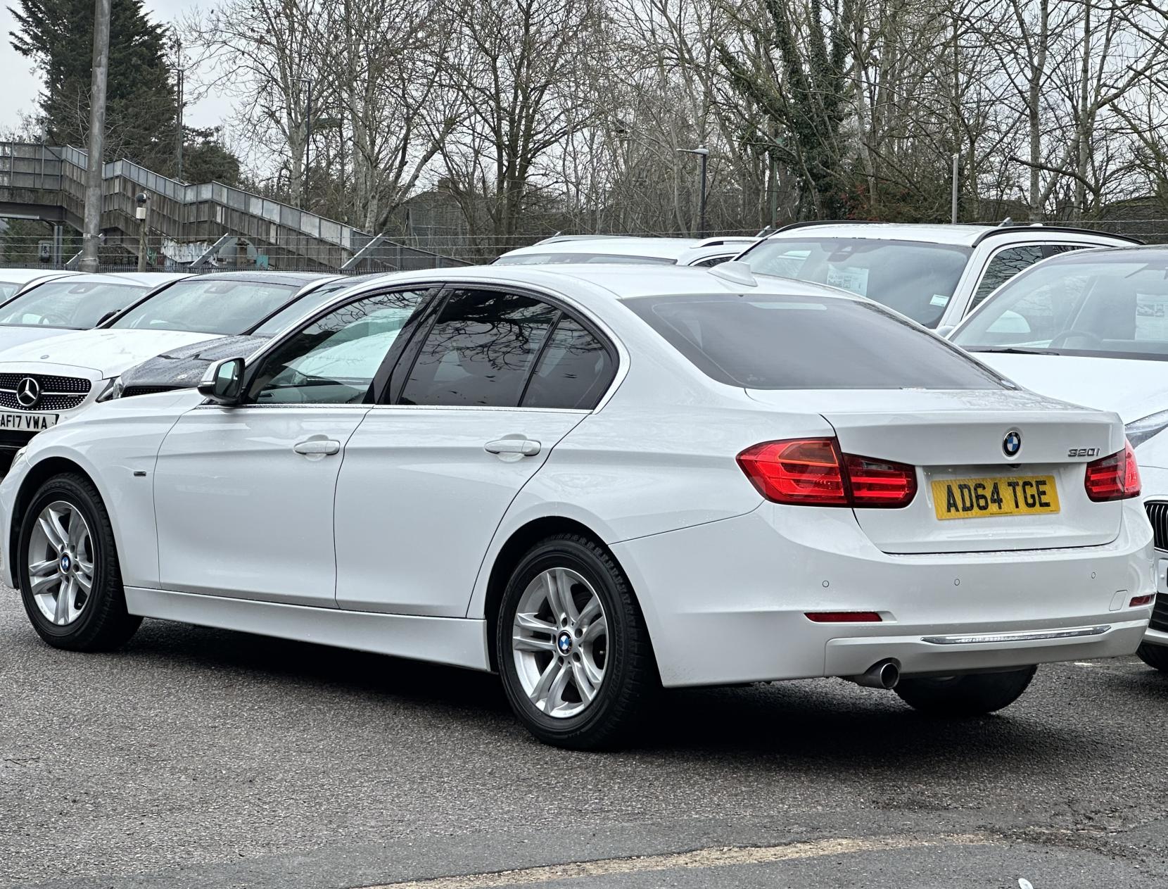 BMW 3 Series 2.0 320i Luxury Saloon 4dr Petrol Auto Euro 6 (s/s) (184 ps)