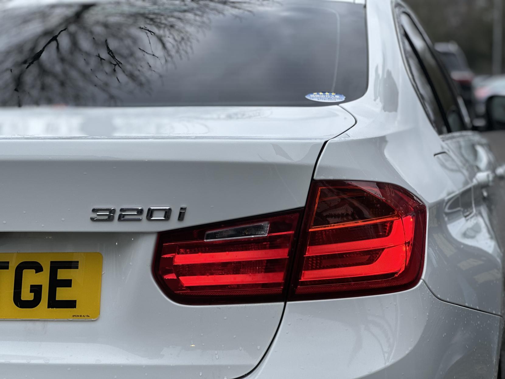 BMW 3 Series 2.0 320i Luxury Saloon 4dr Petrol Auto Euro 6 (s/s) (184 ps)