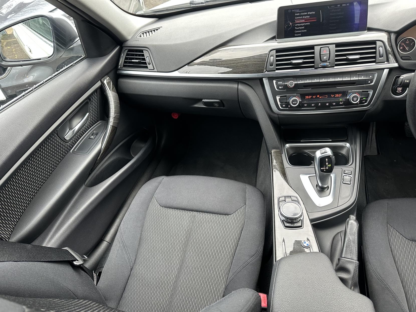 BMW 3 Series 2.0 320i Luxury Saloon 4dr Petrol Auto Euro 6 (s/s) (184 ps)