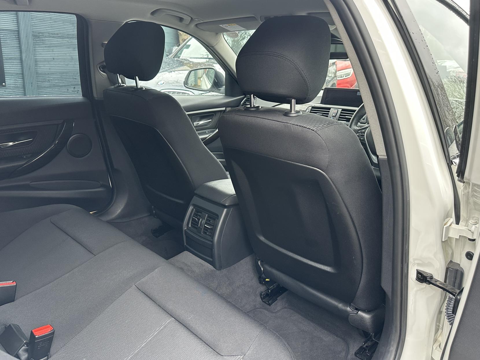 BMW 3 Series 2.0 320i Luxury Saloon 4dr Petrol Auto Euro 6 (s/s) (184 ps)